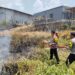 Kapolsek Citamiang lakukan Pengecekan dan pemadaman Kebakaran Lahan Kosong di Kawasan Gudang Bahan Bangunan PT. Sumber Milik Kokoh Perkasa.