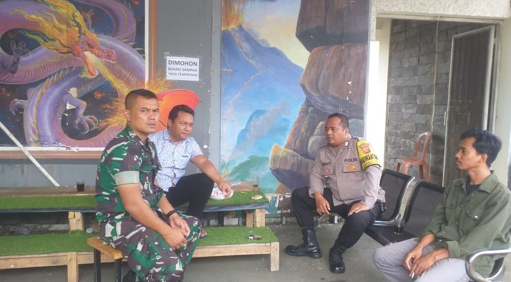 Lewat Sambang Senergitas TNI – POLRI Bhabinsa Dan Bhabinkamtibmas Polsek Sukalarang Ajak Warga Wujudkan Kamtibmas Kondusif