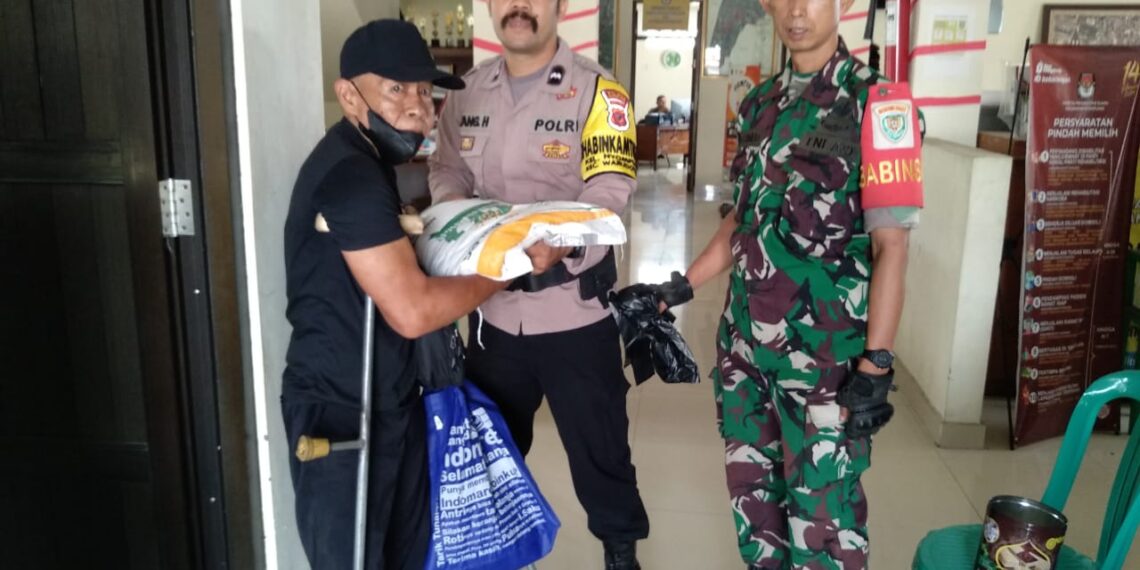 Bhabinkamtibmas Kelurahan Nyomplong Monitoring Pembagian Bansos Beras
