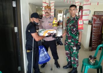 Bhabinkamtibmas Kelurahan Nyomplong Monitoring Pembagian Bansos Beras