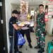 Bhabinkamtibmas Kelurahan Nyomplong Monitoring Pembagian Bansos Beras