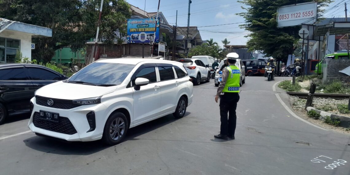 Gatur Lalu Lintas Polsek Warudoyong Paska melintas Kereta Api Pangrango
