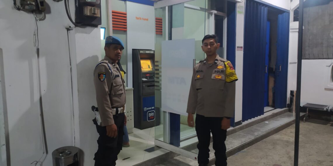 POLISI POLSEK SUKALARANG GENCARKAN PATROLI MALAM KONTROL ATM BRI CEGAH KEJAHATAN PERBANKAN