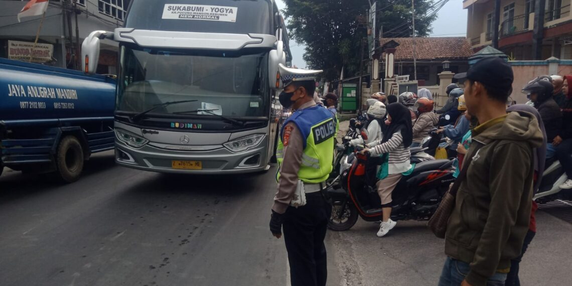 Antisipasi Kemacetan, polsek sukalarang Gelar Gatur Sore Bubaran Karyawan PT. Pratama Dan PT.Gsi II