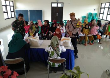 Anggota Bhabinkamtibmas Kel Nyomplong melaksanakan  monitoring dan pengamanan Penyaluran Bantuan Pangan Cadangan Beras Pemerintah