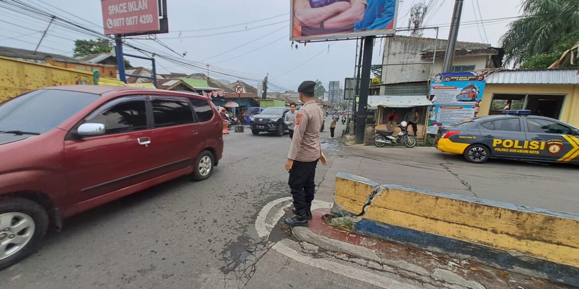 Ciptakan Kamseltibcarlantas, Polsek Citamiang Gelar Pelayanan Rutin Gatur Siang hari