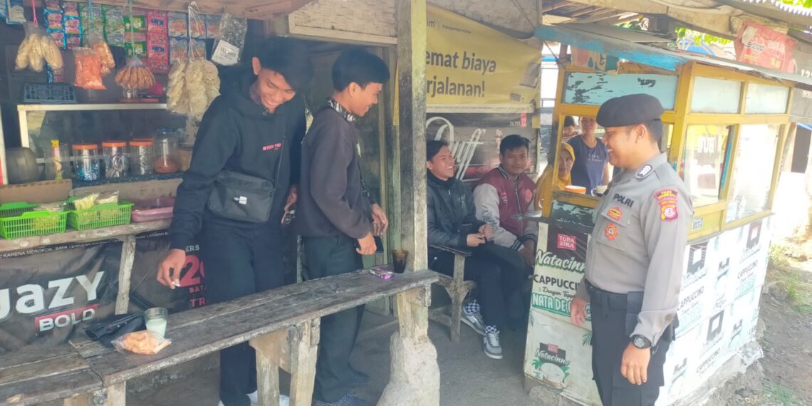 Ada pesan kamtibmas Dari Anggota Patroli Samapta Saat Patroli Dialogis bersama warga masyarakat di pemukiman masyarakat