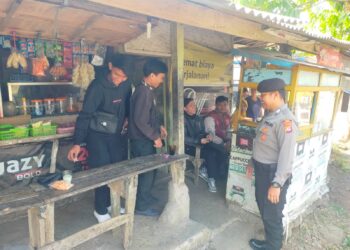 Ada pesan kamtibmas Dari Anggota Patroli Samapta Saat Patroli Dialogis bersama warga masyarakat di pemukiman masyarakat
