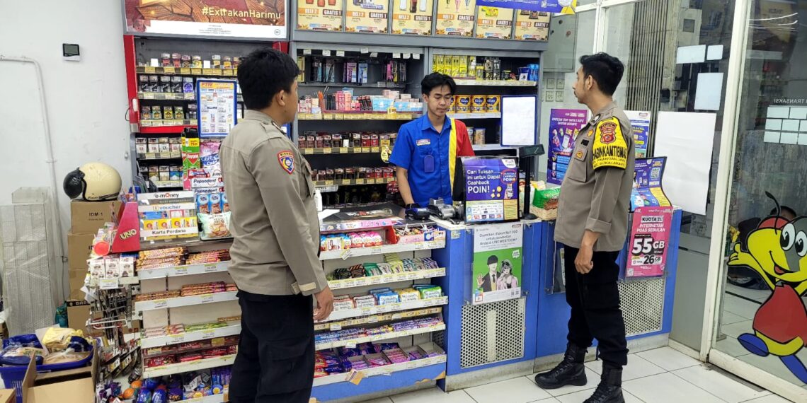 Polisi Polsek Sukalarang Laksanakan Patroli Malam Kontrol Minimarket Antisipasi Gangguan Kamtibmas