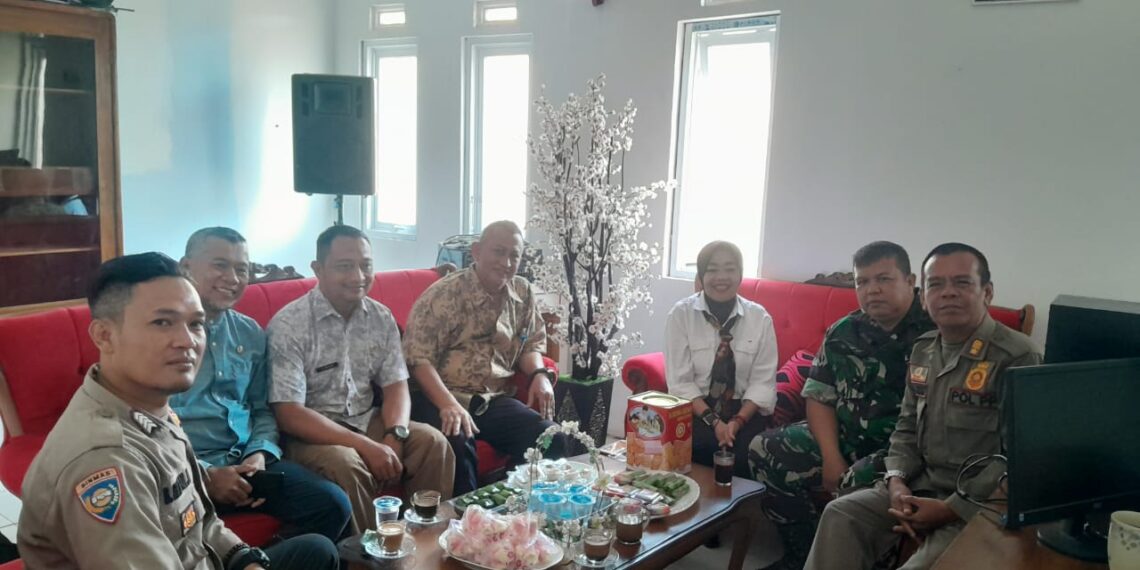 Sambangi Kantor Desa, Bhabinkamtibmas Ajak Perangkat Desa Jaga Kamtibmas