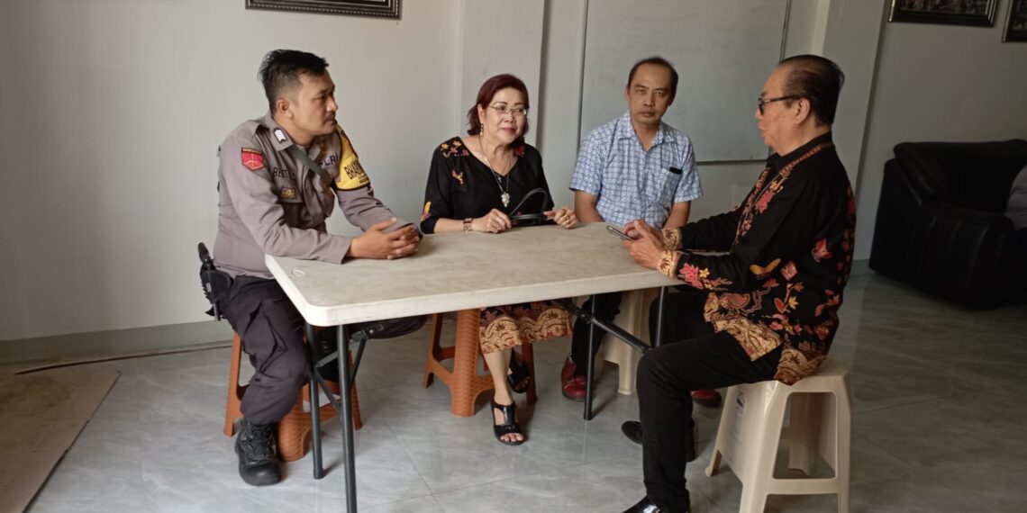 Dalam Upaya untuk menjaga keamanan dan ketertiban masyarakat, melakukan program “Minggu Kasih” Polsek Kebon Pedes Lakukan Pengamanan Ibadah Gereja