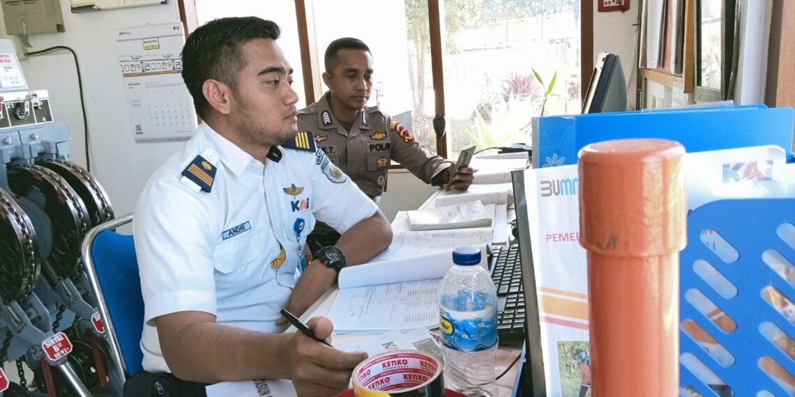 Anggota Unit Samapta Polsek Cireunghas Polres Sukabumi Kota, Laksanakan Patroli KRYD  Ke Stasiun Kereta Api