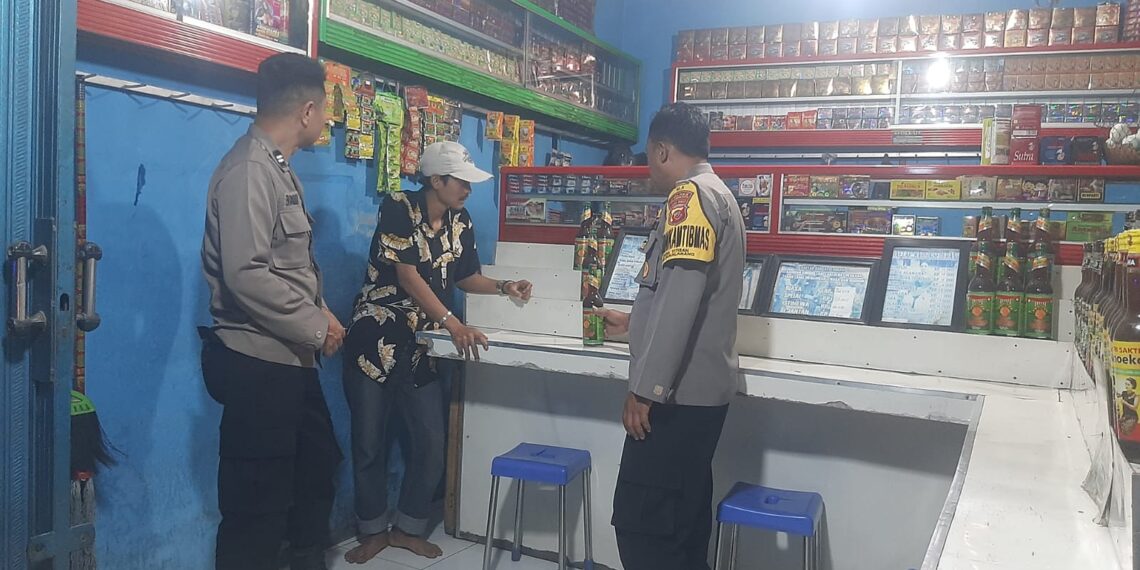 Cegah Peredaran Miras, Polisi Polsek Sukalarang Gencarkan Razia Miras Ke Kios – Kios Jamu Dalam Patroli KRYD