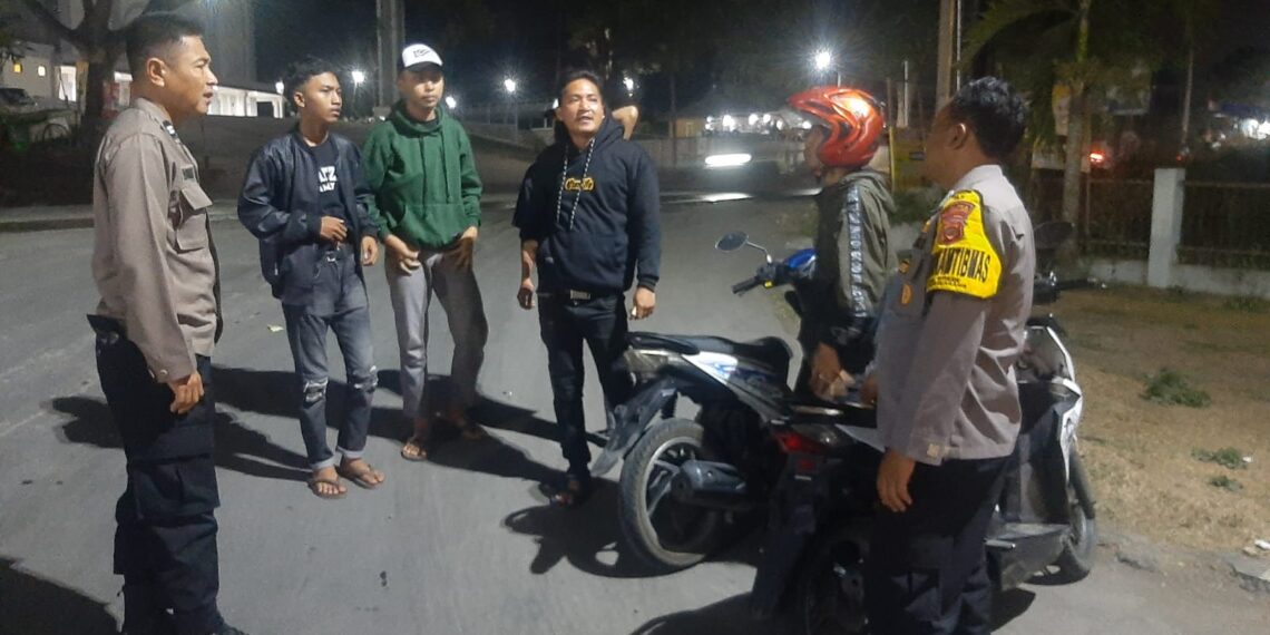 Polisi Polsek Sukalarang Gencarkan Patroli KRYD Cegah C3 Dan Gukamtibmas Malam Dan Menghimbau Masyarakat Yang Nongkrong