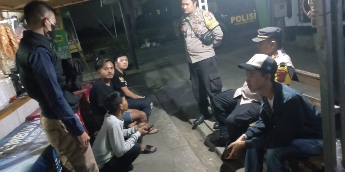 Malam Minggu, Kapolsek Kebon Pedes Sambang dan Dialogis Kamtibmas Dengan Warga