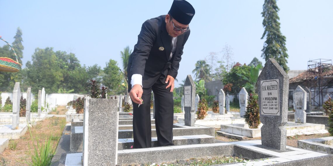 Penjabat Wali Kota Sukabumi Mengikuti Upacara Ziarah Nasional di TPU Surya Kencana