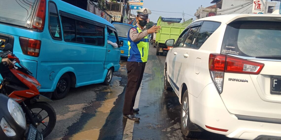 Antisipasi Kemacetan, polsek sukalarang Gelar Gatur Sore Bubaran Karyawan PT. Pratama Industri Dan PT. Gsi II