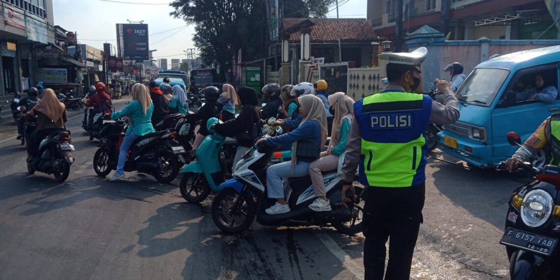 Antisipasi Kemacetan, polsek sukalarang Gelar Gatur Sore Bubaran Karyawan PT. Pratama Industri Dan PT. Gsi II