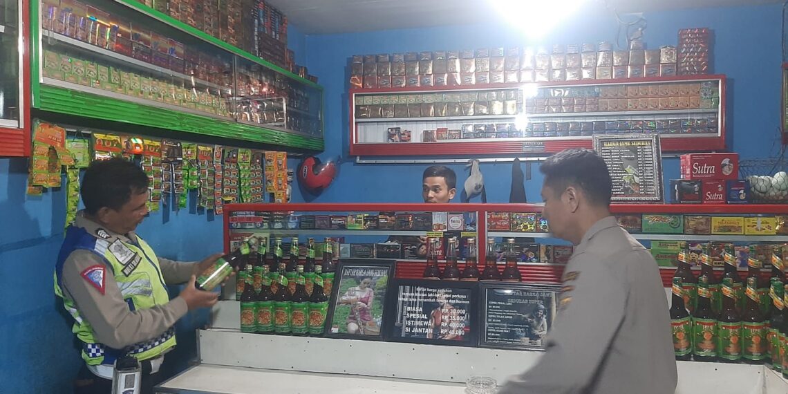 Cegah Peredaran Miras, Polsek Sukalarang Giat KRYD Malam Gencarkan Razia Miras