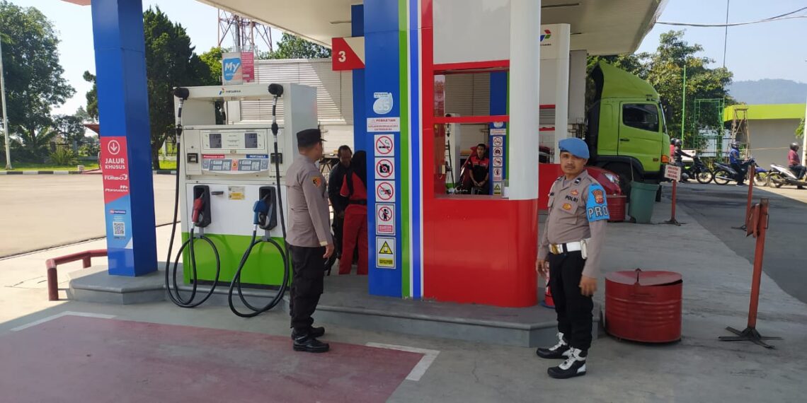 SAMBANGI SPBU ANGGOTA PATROLI LAKUKAN DIALOGIS DENGAN KARYAWAN