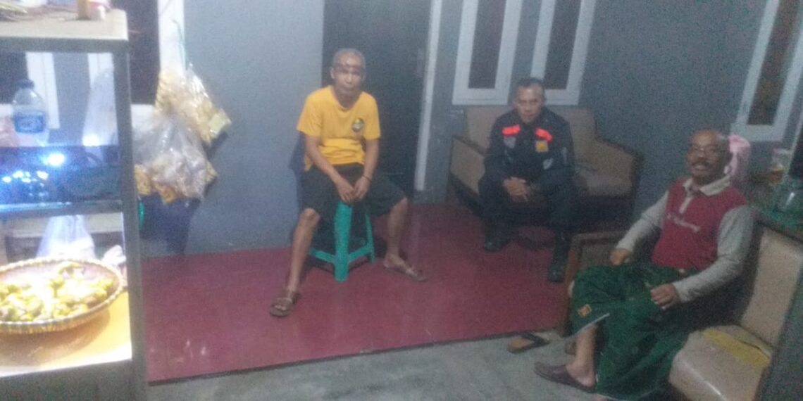 Sambangi Warga Malam hari Bhabinkamtibmas Polsek Lembursitu Sampaikan Pesan Kamtibmas kepada Warga Binaannya