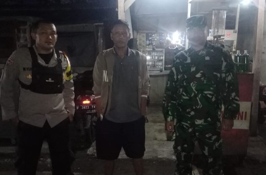 Bhabinkamtibmas Polsek Cireunghas Polres Sukabumi Kota Bersinergi Dengan Babinsa Laksanakan Patroli Malam Sambangi Warga