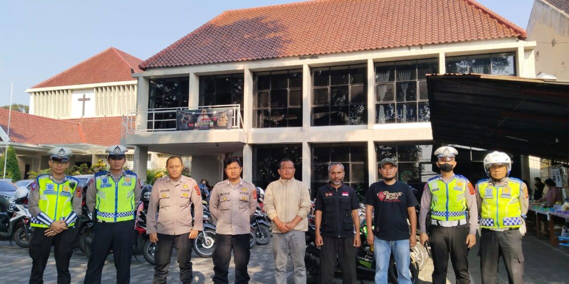 Polsek Cikole Patroli Ke Tempat Ibadah Laksanakan Pengamanan Minggu Kasih Dan Pengamanan Gereja