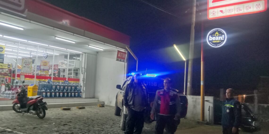 Kanit Samapta Polsek Kadudampit Laksanakan Patroli Malam Kontrol Minimarket