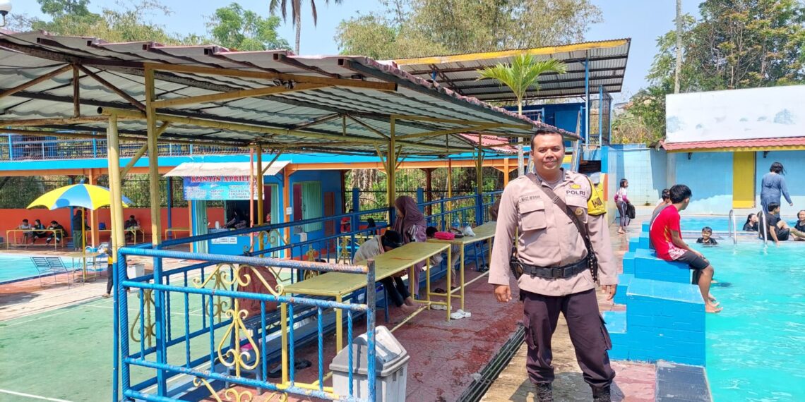 Bhabinkamtibmas Polsek Cisaat Ciptakan Rasa Aman Pengunjung Kolam Renang