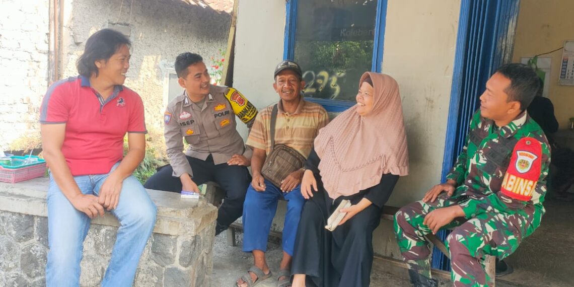 Dekati warga Babinkamtibmas bersinergi dengan Babinsa Sambangi Warga dan Berikan Imbauan Kamtibmas