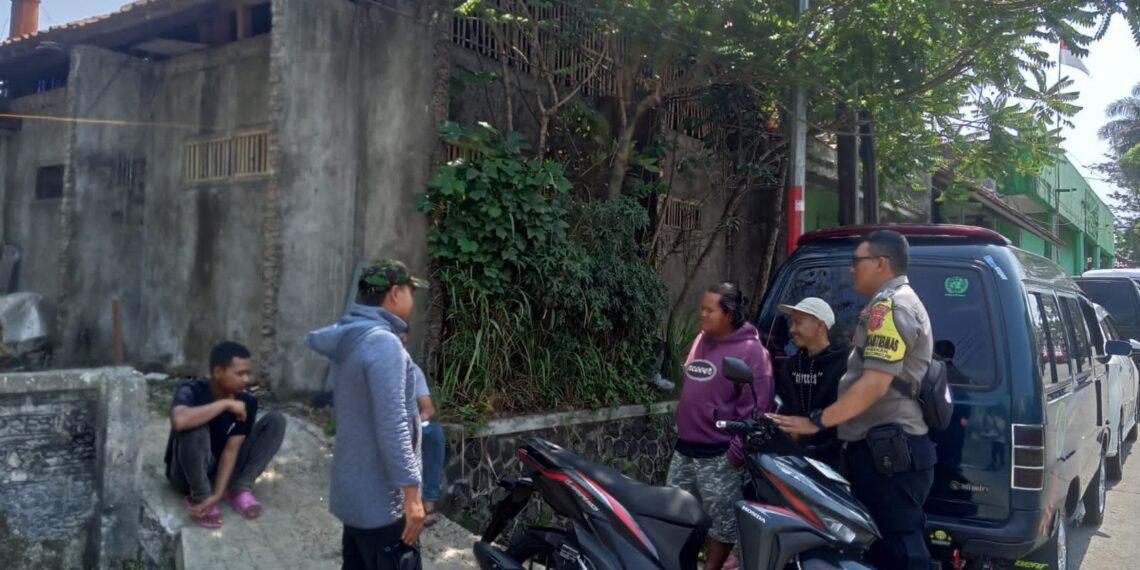 Lewat Sambang/Anjangsana Bhabinkamtibmas Ajak Warga Jaga Harkamtibmas
