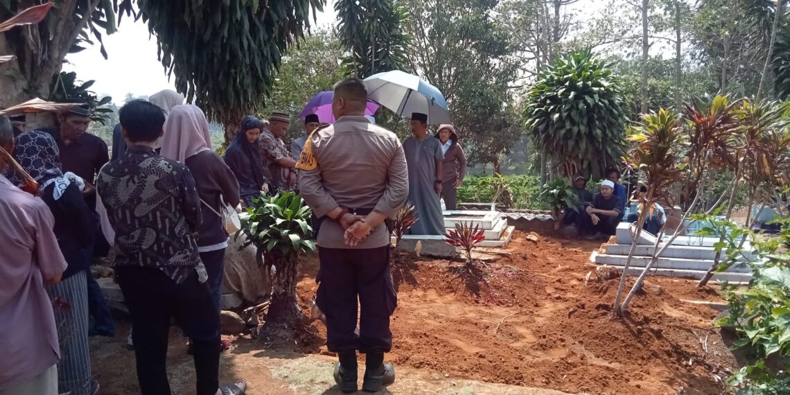 Bhabinkamtibmas Polsek Sukaraja bersama Babinsa melayat di rumah duka Alm. Momon