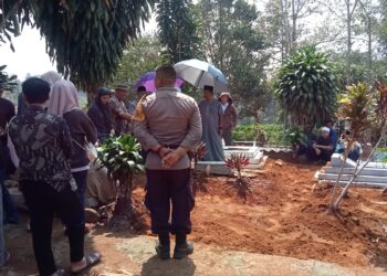 Bhabinkamtibmas Polsek Sukaraja bersama Babinsa melayat di rumah duka Alm. Momon