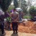 Bhabinkamtibmas Polsek Sukaraja bersama Babinsa melayat di rumah duka Alm. Momon
