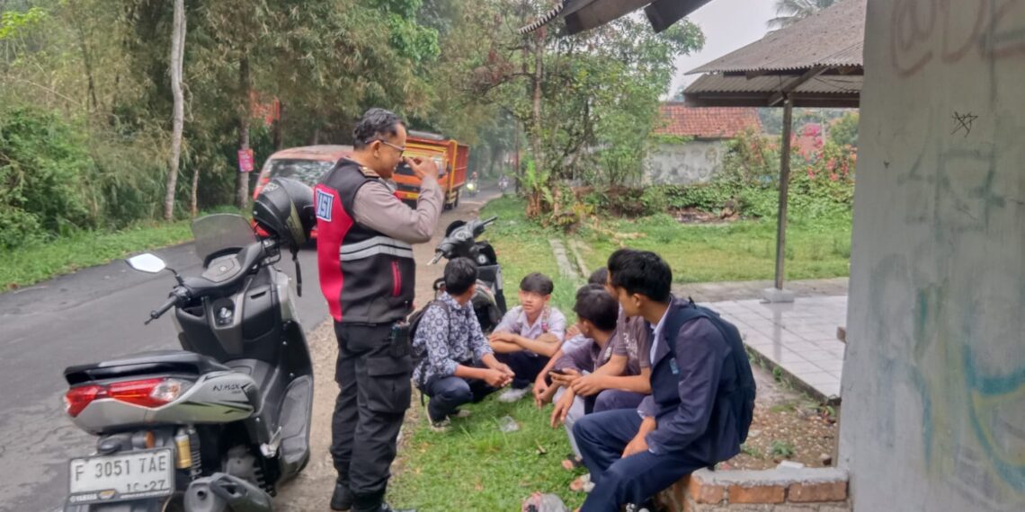 Antisipasi Tawuran antar Pelajar Polsek Kadudampit Patroli Dialogis Pemantauan Sekolah