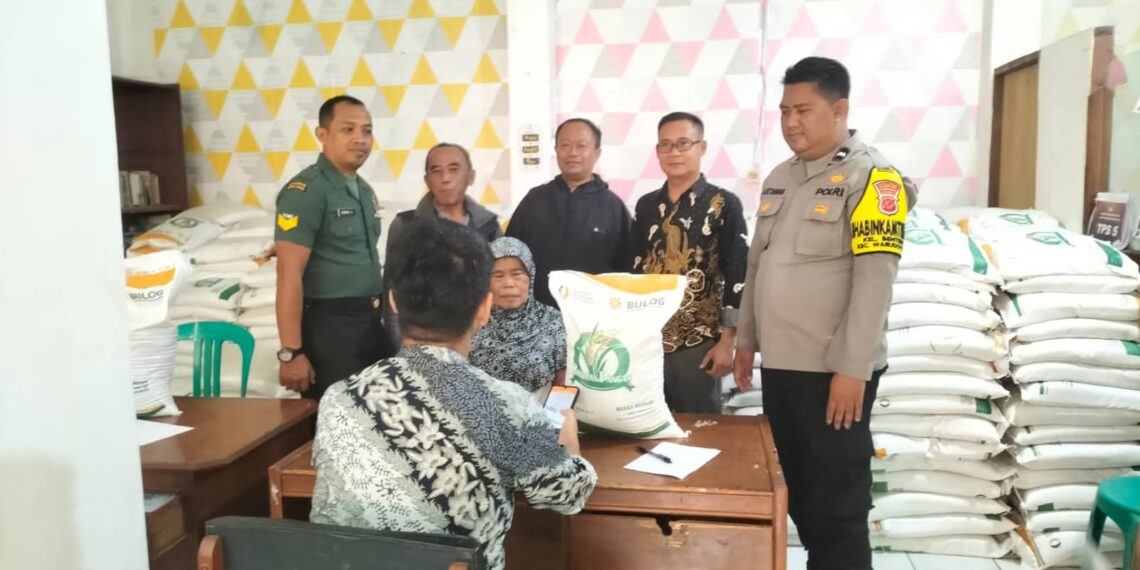 Bhabinkamtibmas Kelurahan Benteng Monitoring Pembagian Bansos Beras