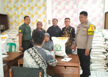Bhabinkamtibmas Kelurahan Benteng Monitoring Pembagian Bansos Beras