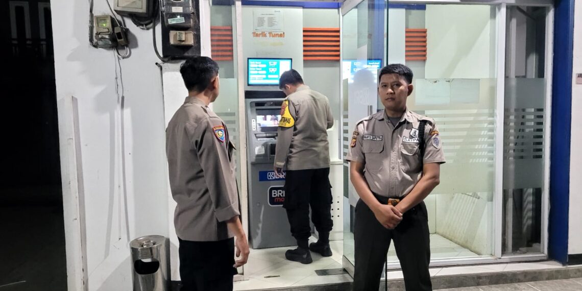 Polsek Sukalarang Laksanakan Patroli Dialogis Kontrol ATM BRI Cegah Kejahatan Perbankan