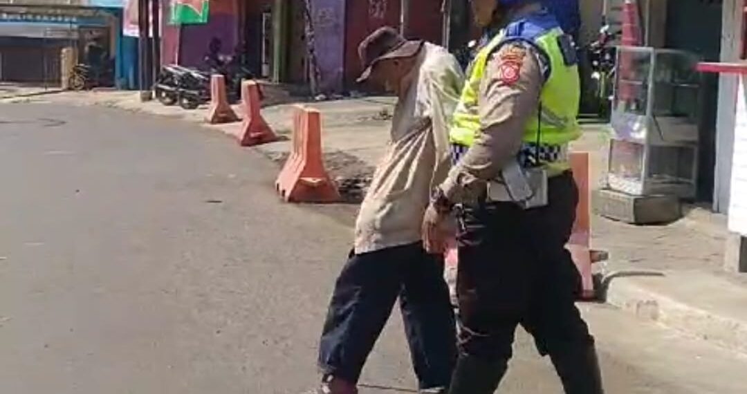 Salut !!! Membantu Kakek Menyeberang Jalan Unit Lantas Polsek Sukaraja