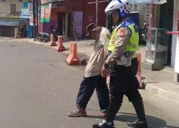 Salut !!! Membantu Kakek Menyeberang Jalan Unit Lantas Polsek Sukaraja