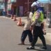 Salut !!! Membantu Kakek Menyeberang Jalan Unit Lantas Polsek Sukaraja
