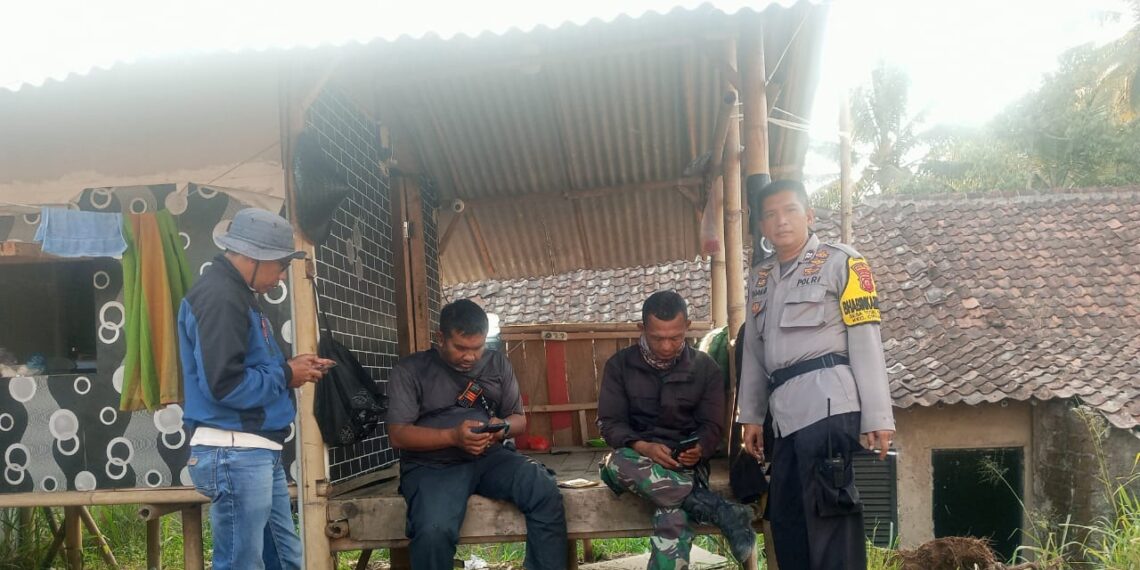 Perkuat Sinergitas TNI-Polri, Bhabinkamtibmas Polsek Cireunghas Polres Sukabumi Kota dan Babinsa Sambang ke Masyarakat secara bersama sama