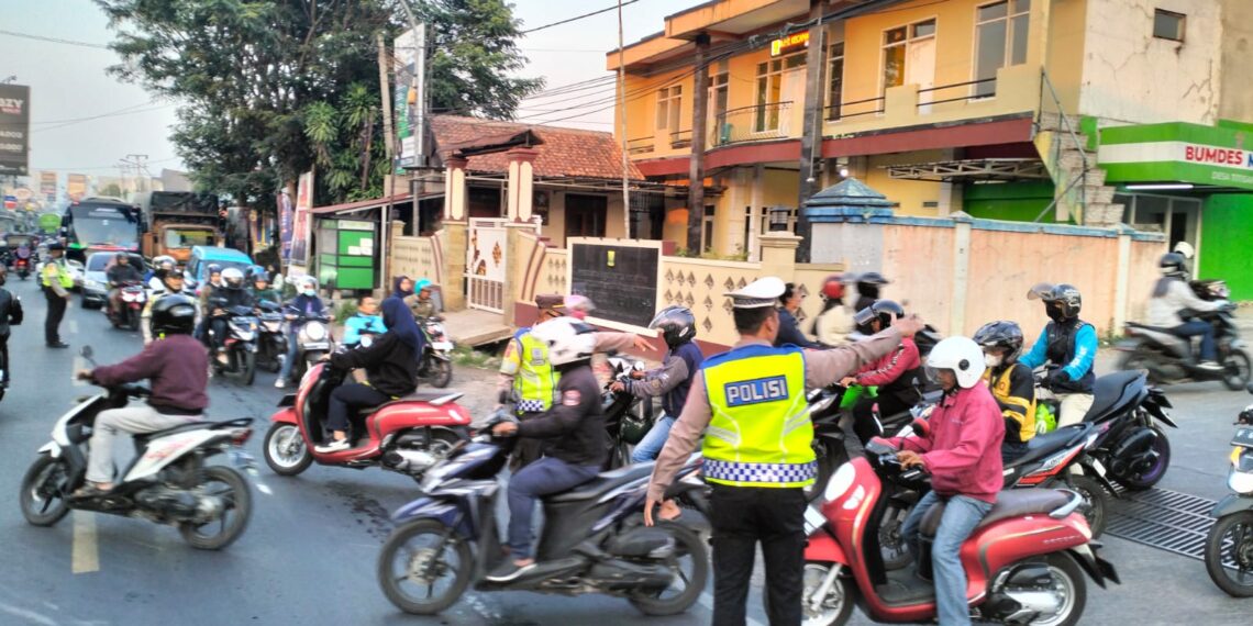 Gatur Lalu Lintas Pagi Polsek Sukalarang  Bentuk Pelayanan Polisi Polsek Sukalarang Kepada Masyarakat