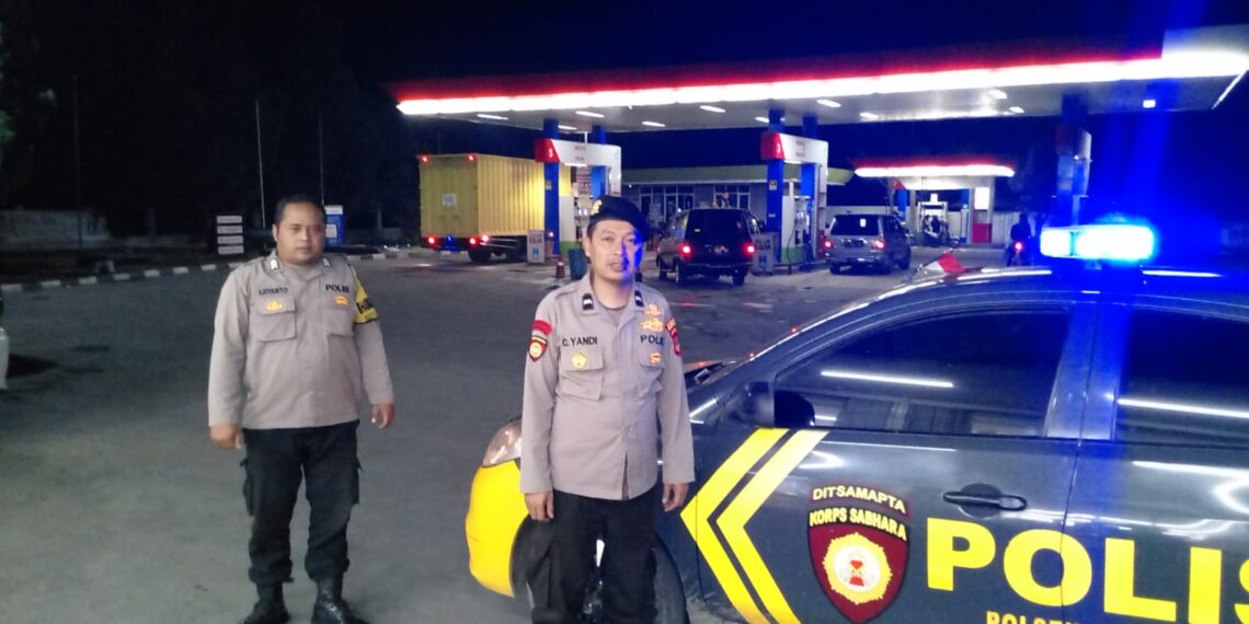 POLISI POLSEK SUKALARANG LAKSANAKAN PATROLI MALAM DIALOGIS ANTISIPASI GUKAMTIBMAS Di SPBU