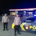 POLISI POLSEK SUKALARANG LAKSANAKAN PATROLI MALAM DIALOGIS ANTISIPASI GUKAMTIBMAS Di SPBU