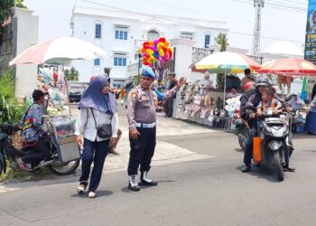 Polsek Sukabumi melaksaakan gatur siang kurangi kemacetan