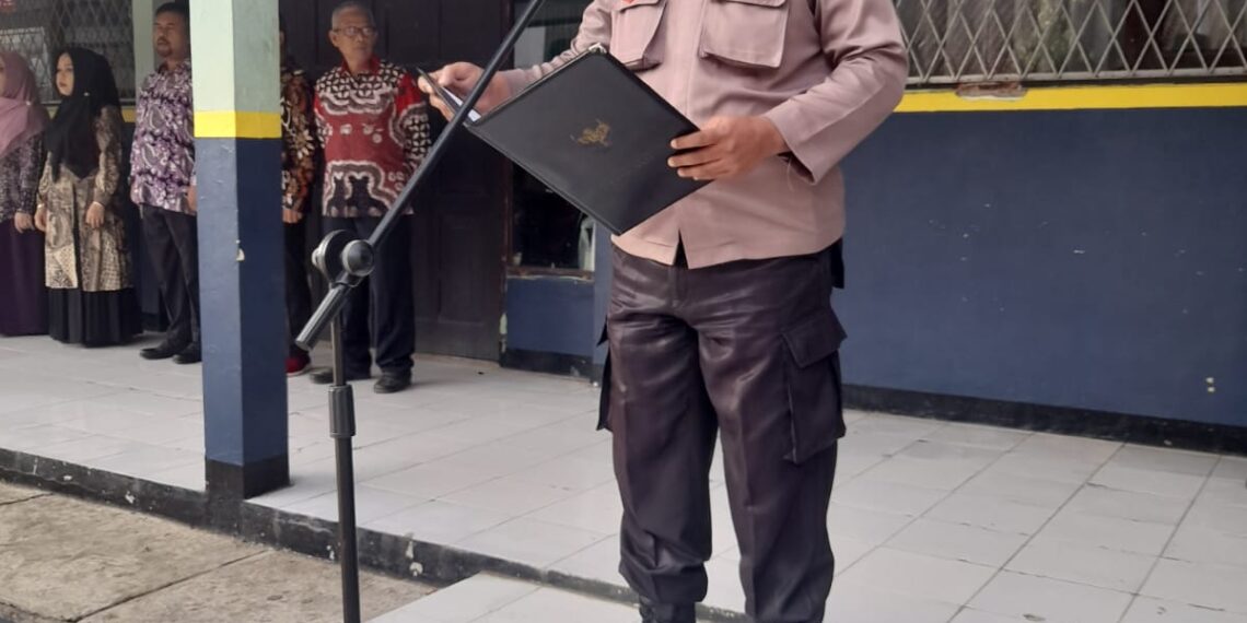STOP BULLYING DAN SEHARI MEMELUK AYAH IBU, PS. PANIT I BINMAS POLSEK BAROS JADI PEMBINA UPACARA BENDERA DI SMP NEGERI 14 KOTA SUKABUMI.