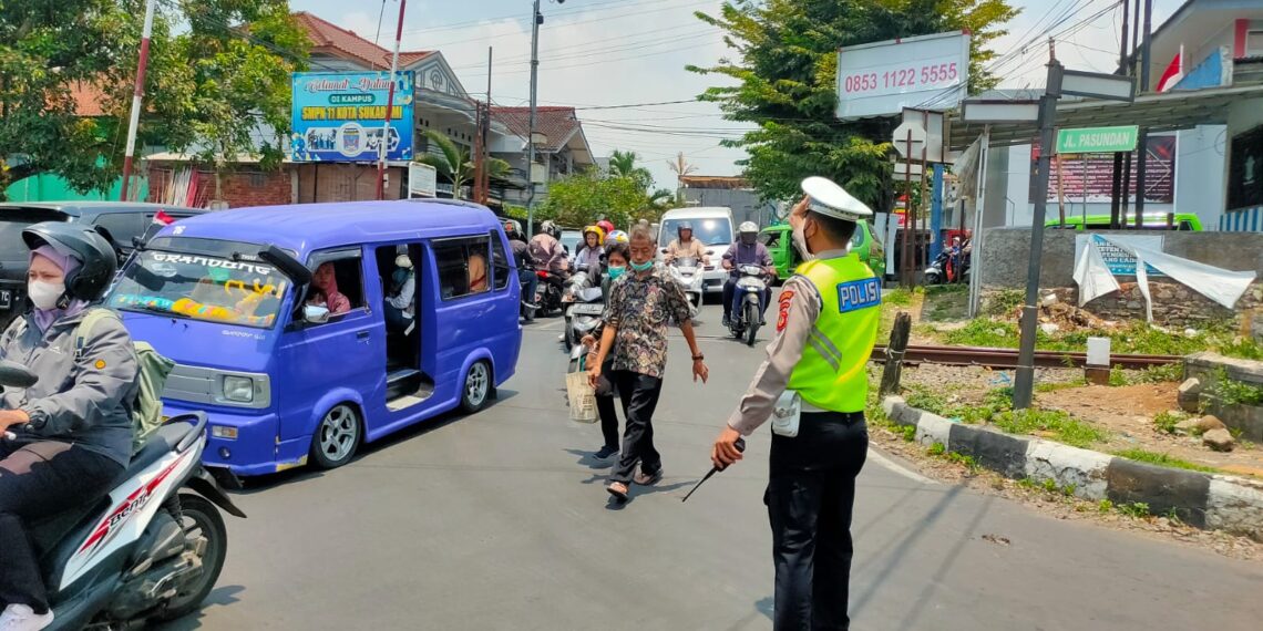 Polsek Warudoyong Gatur Lalu Lintas Paska melintas Kereta Api Pangrango