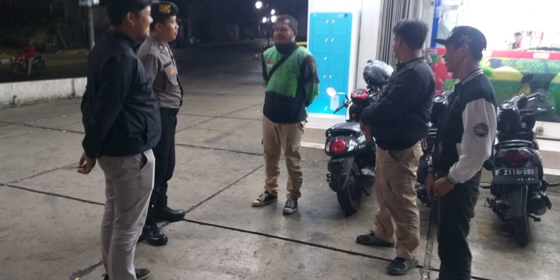 Patroli Dialogis Malam Hari, Upaya Personel Polsek Gunungpuyuh Cegah Gangguan Kamtibmas