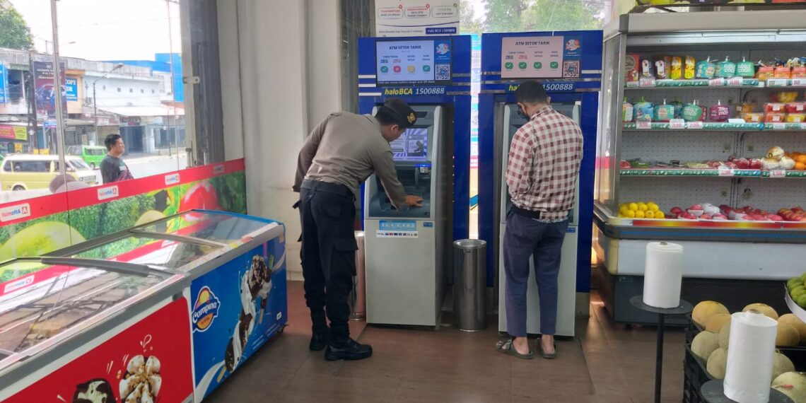 Anggota Polsek Gunungpuyuh Polres Sukabumi Kota Kontrol dan Cek ATM Antisipasi Gangguan Kamtibmas